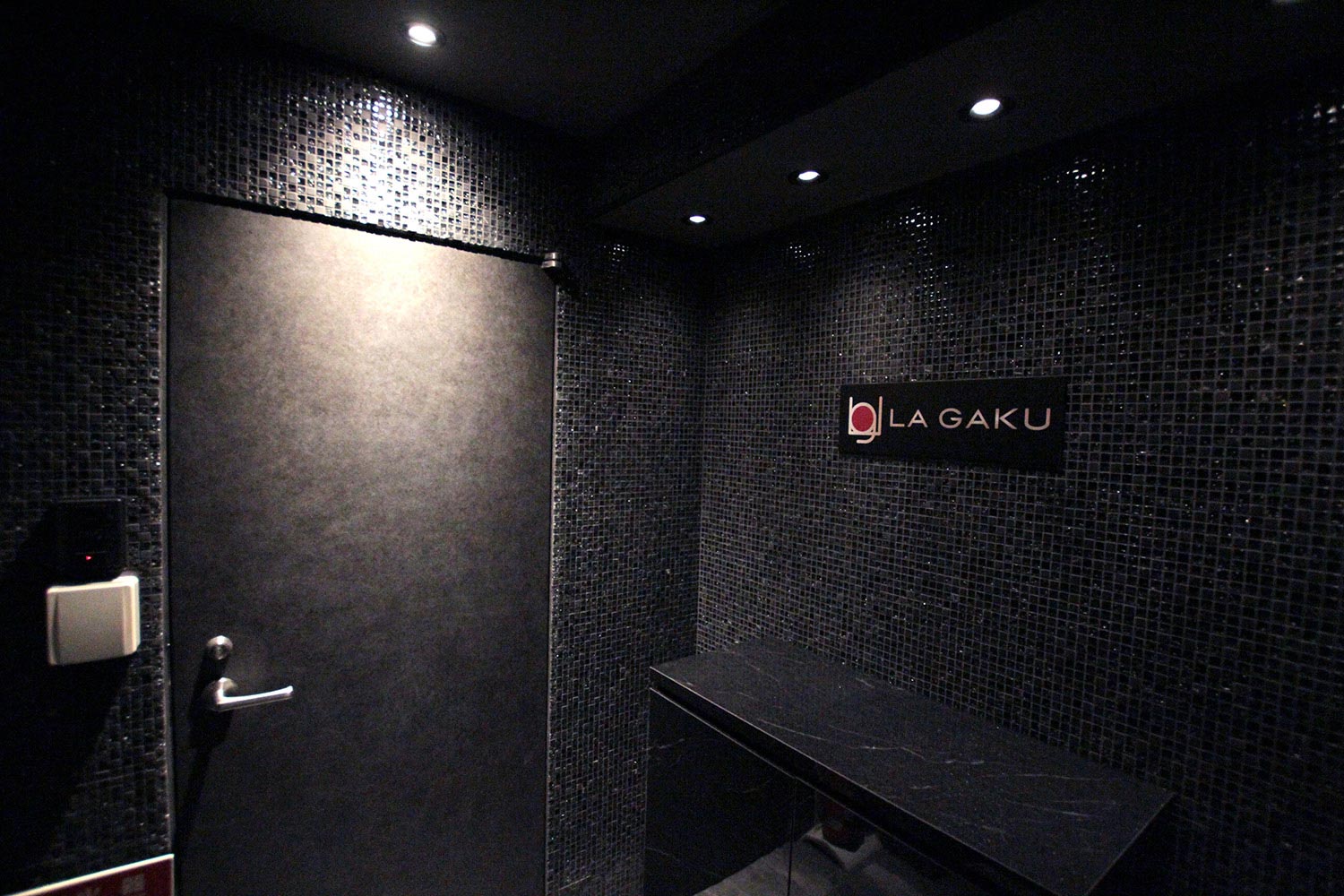麻布十番スナック感覚ラウンジガールズバー「LA GAKU AZABU」のエントランスイメージ